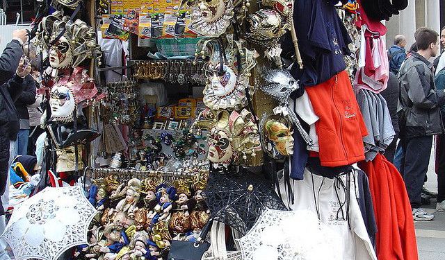Shopping Walking Tour in Naples