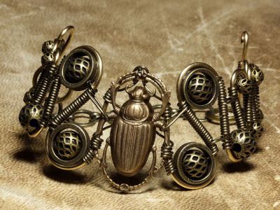 Mona's Antiques