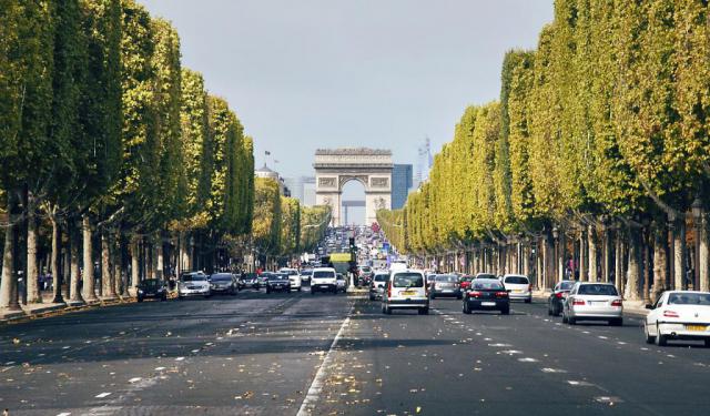 Famous Architectures Walk in Paris