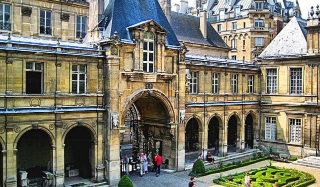 Palaces and Gardens Walk in Paris