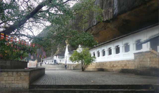 Visiting Dambulla Cave Temple