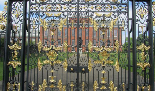 Searching for the Royals at Kensington Palace