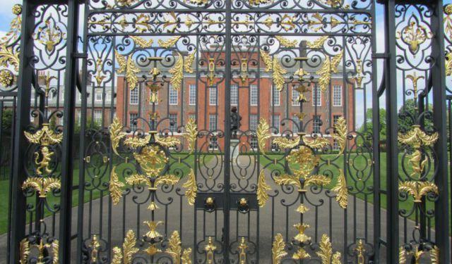 Searching for the Royals at Kensington Palace
