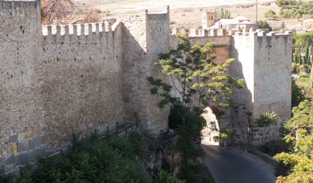 Exploring the City Walls and Alcazar of Segovia