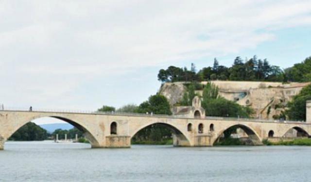 Singing About the Avignon Bridge
