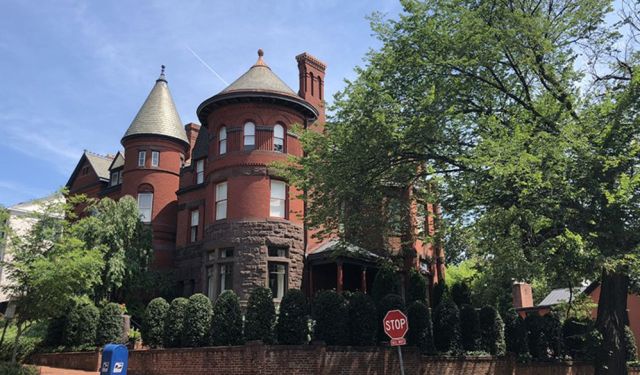 Be an Explorer in DC Neighborbood Georgetown