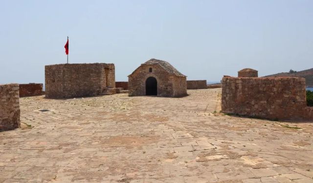 A Quick Travel Guide to Himara and Porto Palermo in Albania