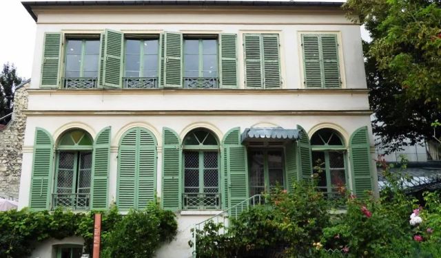 A Walk South of Pigalle