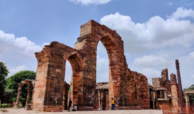 Delhi – Agra – Amritsar: Lotus Temple and Qutub Minar