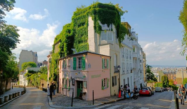 An Evening Exploring Montmartre