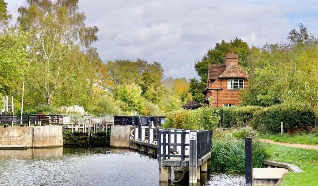 Rivers, Ruins and Roadsters in Abingdon, England
