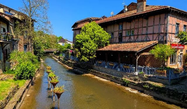 Châtillon-sur-Chalaronne: Canals & Markets