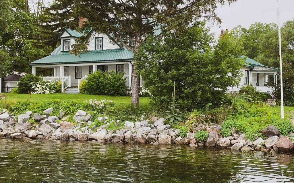 Things to Do in Bath Ontario and Amherst Island, Bath, Ontario (B)