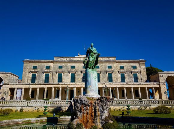 Gaze at Artistic Wonders in the Royal Palace