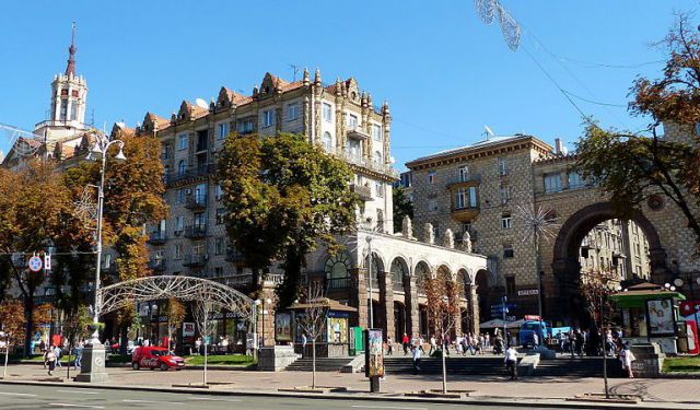 Khreshchatyk St. Area Shopping Walk
