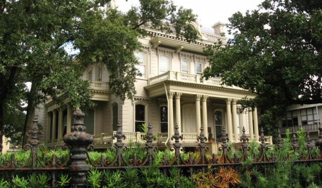du khách sẽ được chiêm ngưỡng những dinh thự lịch sử của Quận Garden