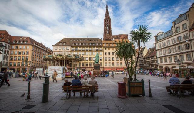 Famous Squares Walking Tour