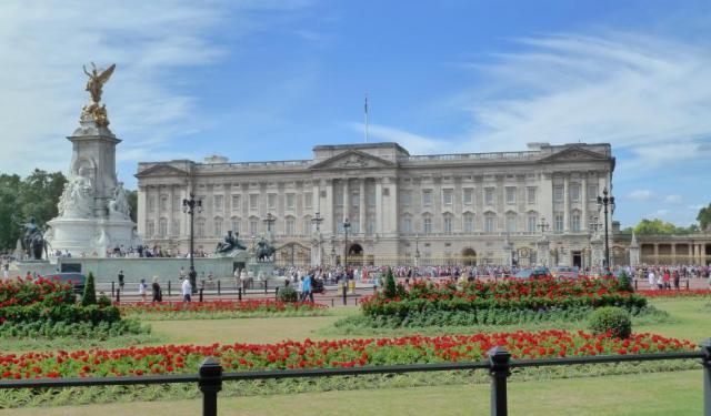 Walk around Buckingham Palace