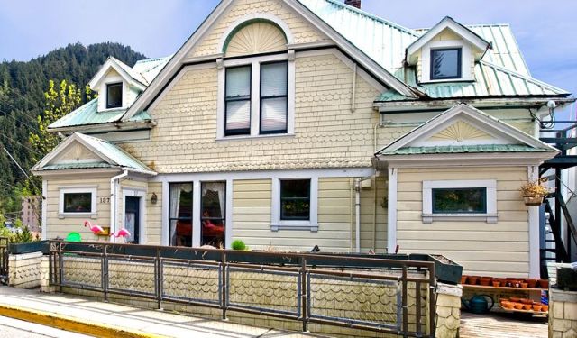 Historical Buildings Walking Tour