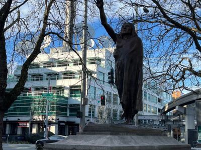 Chief Seattle statue at Tilikum Place