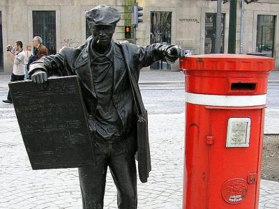 Newspaper Vendor Statue, Porto