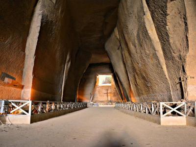Cimitero delle Fontanelle, Naples