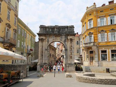 Triumphal Arch of the Sergii, Pula