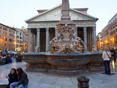 Piazza della Rotonda. Fontana del Pantheon, Rome