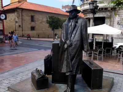 Plaza Porlier De Oviedo. Sculpture of the Traveler, Oviedo
