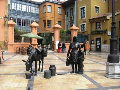 Plaza Trascorrales. La Lechera (The Milkmaid), Oviedo