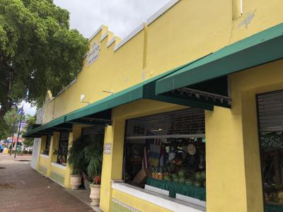 Los Pinarenos Fruiteria (Market), Miami