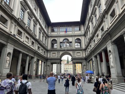 Piazzale degli Uffizi (Uffizi Courtyard)