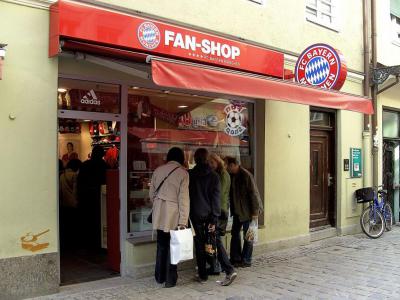 goedkeuren wasserette Rijke man FC Bayern Munchen Fan Shop, Munich