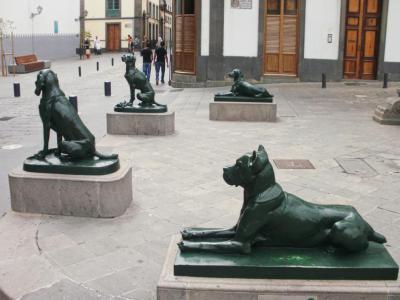 Los Perros de La Plaza de Santa Ana (The Dogs of Santa Ana Square)