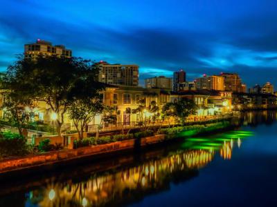 The Village Shops on Venetian Bay, Naples
