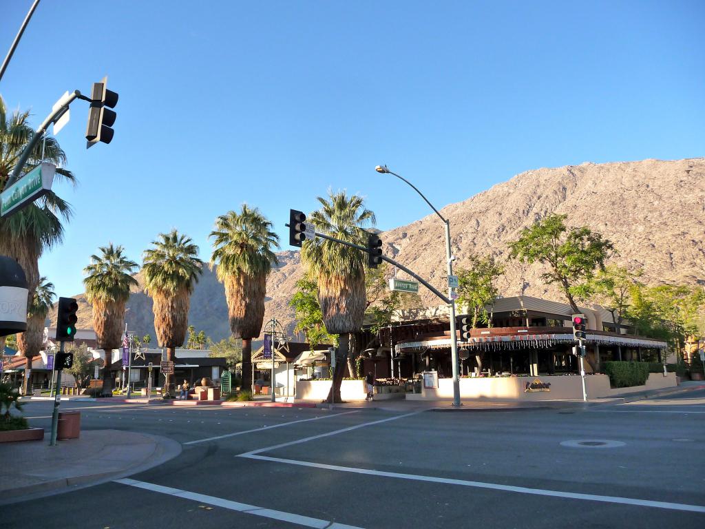 Marilyn Monroe Statue Palm Springs - Travel Off Path