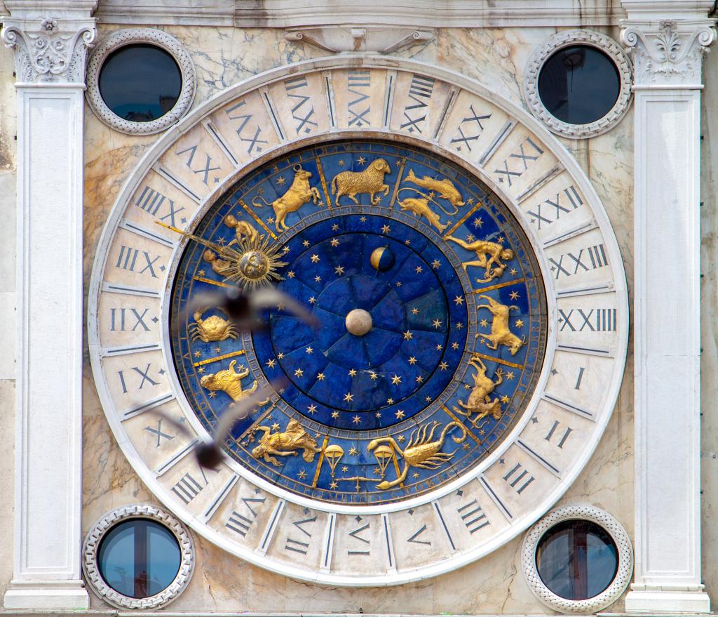 Италия часы время. Часовая башня Венеция. Достапримичаьенжаркой Италии часы.