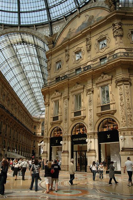 Louis Vuitton Milano Rinascente Store in Milano, Italy