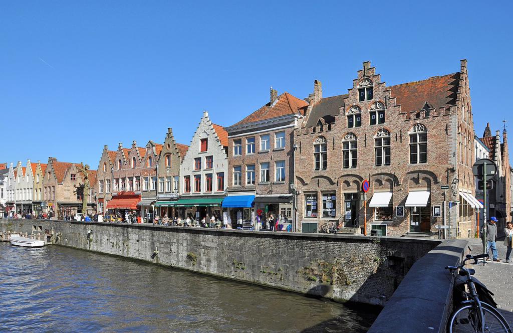 Canal Rozenhoedkaai, Ou Rosary Quay Na Antiga Cidade Medieval De Uges Belgica 27183414
