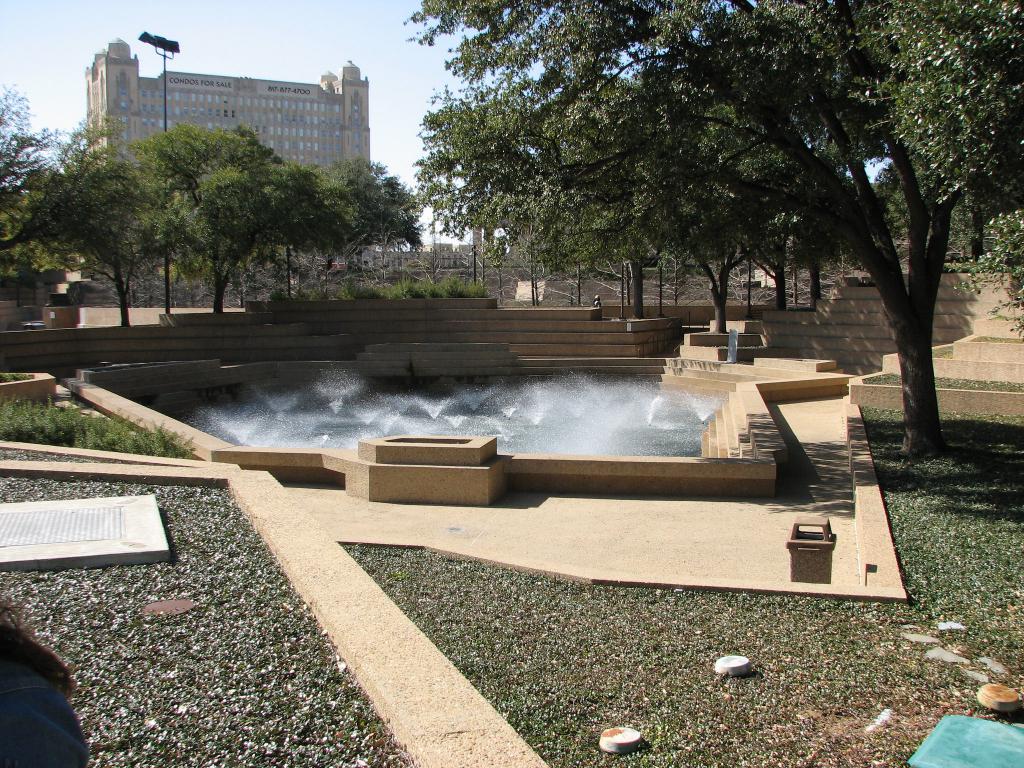 are dogs allowed at the fort worth water gardens