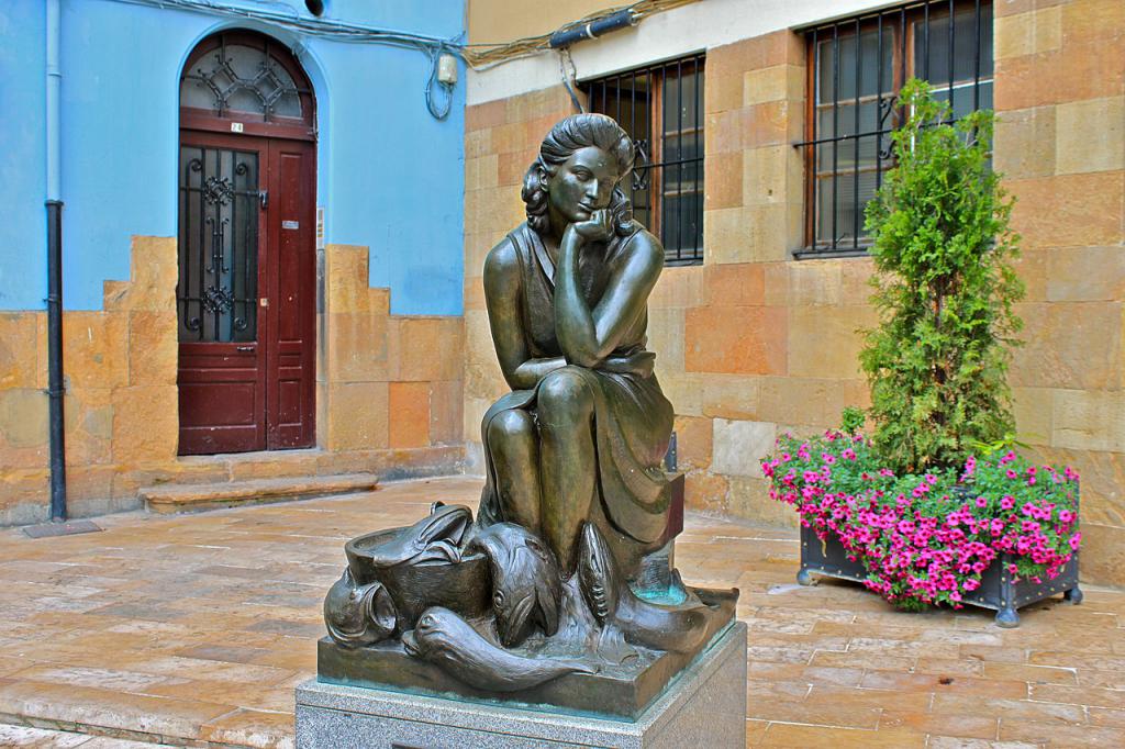 Plaza Trascorrales. La Pescadera (The fishwife), Oviedo