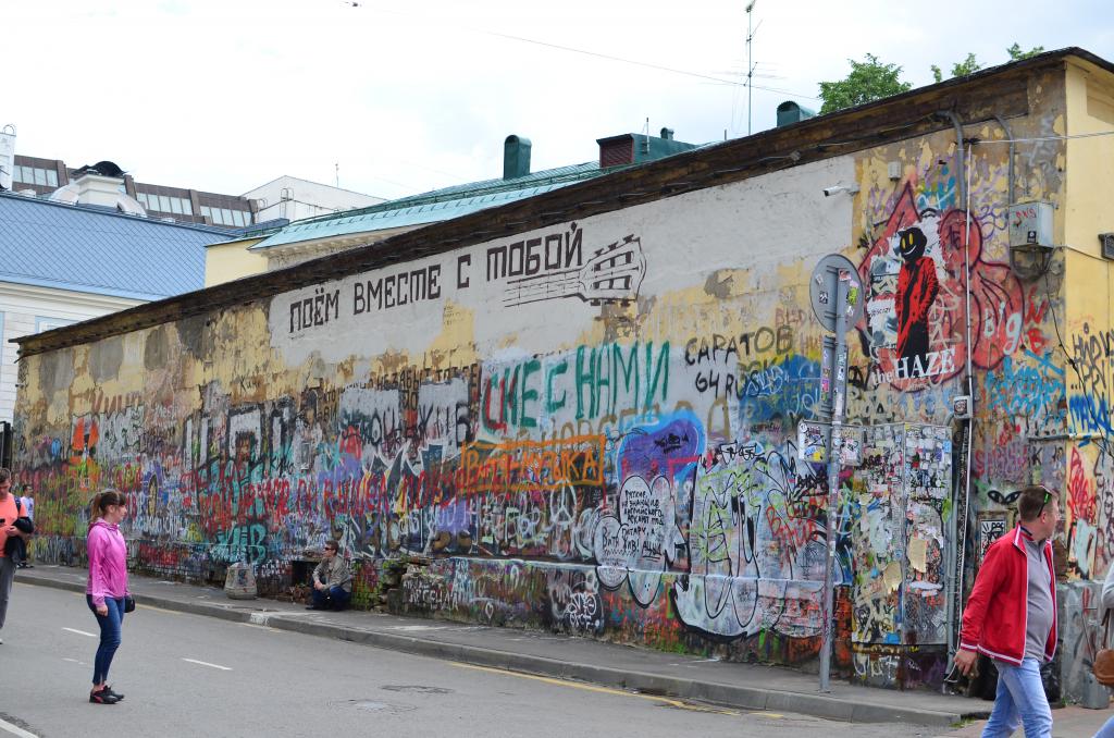 стена виктора цоя в москве. стена виктора цоя в москве. стена памяти виктора цоя в москве. стена памяти цоя в москве на арбате. стена памяти виктора цоя в москве.
