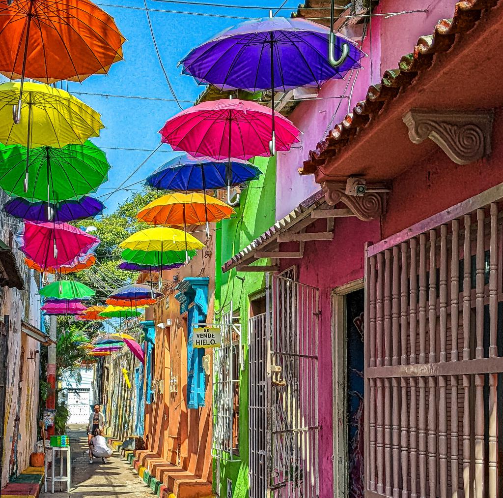 Callejón Angosto (Narrow Alley)/Calle de las Sombrillas (Umbrella
