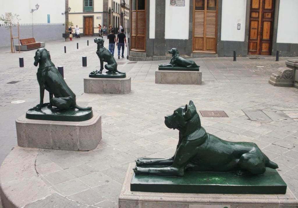 Los Perros de La Plaza de Santa Ana (The Dogs of Santa Ana Square), Las ...