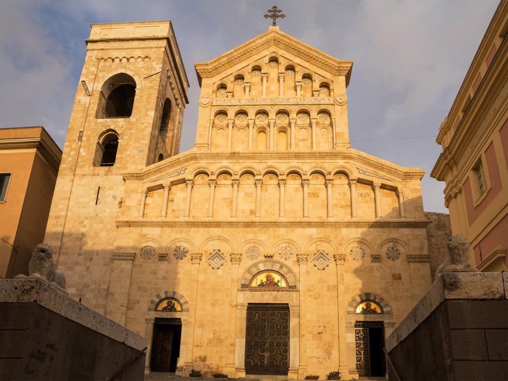 catedral-de-cagliari-detalhes-arquitet-nicos-na-entrada-catedral